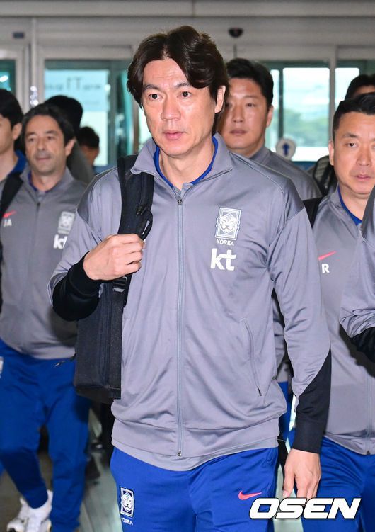 [OSEN=인천공항, 김성락 기자] 대한민국 축구 국가대표팀이 6일 오전 3시 15분(한국시간) 이라크와2026 국제축구연맹(FIFA) 북중미 월드컵 아시아 3차 예선 B조 경기를 치르기 위해 이라크 원정 출국길에 올랐다.한국은 B조에서 선두(4승 4무, 승점 16)를 달리고 있다. 2위는요르단(승점 13), 3위는 이라크(승점 12). 홍명보호는 남은 2경기에서 승점 1만 추가하면 11회 연속 본선 진출을 확정한다.축구대표팀 홍명보 감독이 출국장으로 향하고 있다 .2025.06.02 / ksl0919@osen.co.kr