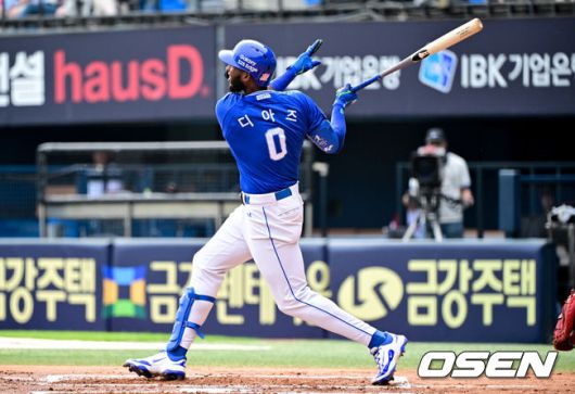 [OSEN=잠실, 조은정 기자]1일 오후 서울 잠실구장에서 ‘2025 신한 SOL Bank KBO리그’ LG 트윈스와 삼성 라이온즈의 경기가 열린다.이날 LG는 임찬규, 삼성은 레예스를 선발투수로 내세웠다.1회초 1사 1,3루 삼성 디아즈가 선제 1타점 희생타를 날리고 있다. 2025.06.01 /cej@osen.co.kr