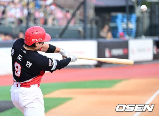 호쾌한 스윙으로 1회초 리드오프 홈런 쏘아올리는 윤도현.