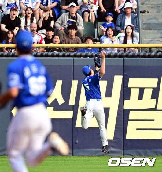 [OSEN=잠실, 조은정 기자]1일 오후 서울 잠실구장에서 ‘2025 신한 SOL Bank KBO리그’ LG 트윈스와 삼성 라이온즈의 경기가 열렸다.이날 LG는 임찬규, 삼성은 레예스를 선발투수로 내세웠다.2회말 2사 2,3루 삼성 좌익수 구자욱이 LG 박해민의 잘 맞은 타구에 호수비를 펼치고 있다. 2025.06.01 /cej@osen.co.kr