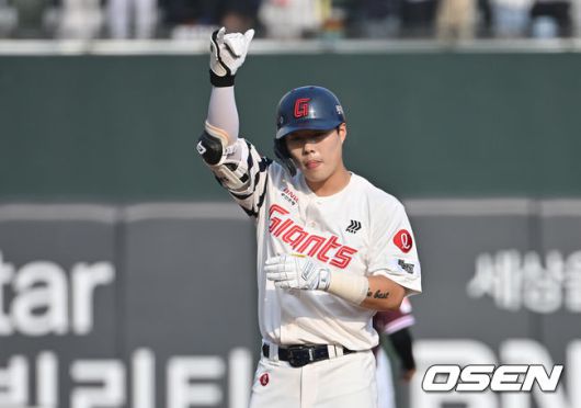 [OSEN=부산, 이석우 기자] 3일 부산 사직야구장에서 2025 신한 SOL 뱅크 KBO 리그 롯데 자이언츠와 키움 히어로즈의 경기가 열렸다. 홈팀 롯데는 감보아가, 방문팀 키움은 김연주가 선발 출전했다.롯데 자이언츠 고승민이 1회말 무사 1루 좌중간 1타점 2루타를 치고 세리머니를 하고 있다. 2025.06.03 / foto0307@osen.co.kr