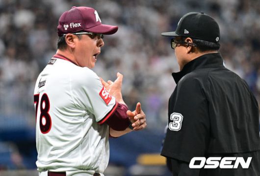 [OSEN=고척, 조은정 기자]31일 오후 서울 고척스카이돔에서 2025 신한 SOL Bank KBO리그 키움 히어로즈와 두산베어스의 경기가 열렸다.홈팀 키움은 로젠버그를, 방문팀 두산은 잭로그를 선발투수로 내세웠다.8회초 1사 키움 홍원기 감독이 두산 임종성 타석 때 배트가 돌지 않았다는 판정에 강하게 어필한 후 퇴장 당했다. 2025.05.31 /cej@osen.co.kr