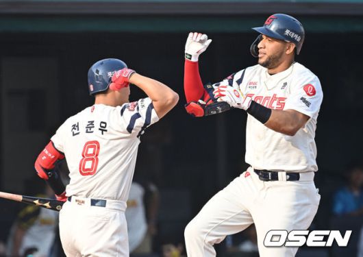 [OSEN=부산, 이석우 기자] 3일 부산 사직야구장에서 2025 신한 SOL 뱅크 KBO 리그 롯데 자이언츠와 키움 히어로즈의 경기가 열렸다. 홈팀 롯데는 감보아가, 방문팀 키움은 김연주가 선발 출전했다.롯데 자이언츠 레이예스가 1회말 무사 2루 우월 2점 홈런을 치고 하이파이브를 하고 있다. 2025.06.03 / foto0307@osen.co.kr