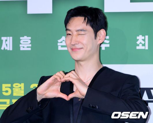 [OSEN=이대선 기자] 29일 오후 서울 CGV 용산아이파크몰에서 영화 '소주전쟁'(제공/배급 쇼박스, 제작 더 램프) 언론시사회가 열렸다.'소주전쟁'은1997년 IMF 외환위기, 소주 회사가 곧 인생인 재무이사 종록과 오로지 성과만 추구하는 글로벌 투자사 직원 인범이 대한민국 국민 소주의 운명을 걸고 맞서는 이야기를 그린 영화다.배우 이제훈이 포토타임을 가지고 있다. 2025.05.29 /sunday@osen.co.kr