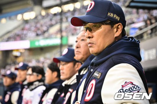 [OSEN=잠실, 조은정 기자]28일 서울 송파구 잠실야구장에서 2025 신한 SOL Bank KBO리그 두산 베어스와 삼성 라이온즈의 경기가 열렸다.이날 홈팀 두산은 콜어빈을, 원정팀 삼성은 후라도를 선발 투수로 내세웠다.경기에 앞서 두산 이승엽 감독이 도열하고 있다. 2025.03.28 /cej@osen.co.kr