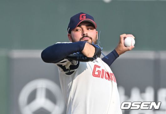 [OSEN=부산, 이석우 기자] 3일 부산 사직야구장에서 2025 신한 SOL 뱅크 KBO 리그 롯데 자이언츠와 키움 히어로즈의 경기가 열렸다. 홈팀 롯데는 감보아가, 방문팀 키움은 김연주가 선발 출전했다.롯데 자이언츠 선발 투수 감보아가 역투하고 있다. 2025.06.03 / foto0307@osen.co.kr