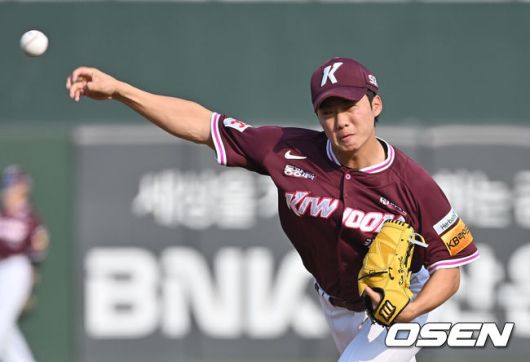 [OSEN=부산, 이석우 기자] 3일 부산 사직야구장에서 2025 신한 SOL 뱅크 KBO 리그 롯데 자이언츠와 키움 히어로즈의 경기가 열렸다. 홈팀 롯데는 감보아가, 방문팀 키움은 김연주가 선발 출전했다.키움 히어로즈 선발 투수 김연주가 역투하고 있다. 2025.06.03 / foto0307@osen.co.kr