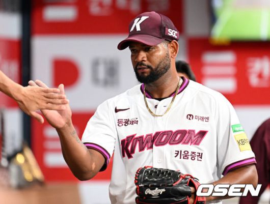 [OSEN=고척, 이대선 기자] 1일 오후 서울 고척스카이돔에서 2025 신한 SOL Bank KBO리그 키움 히어로즈와 두산 베어스의 경기가 열렸다.키움은 알칸타라, 두산은 최승용을 선발 투수로 내세웠다.4회초 2사 3루에서 키움 알칸타라가 두산 김민석을 땅볼로 처리하고 더그아웃에서 동료들과 하이파이브를 하고 있다. 2025.06.01 /sunday@osen.co.kr