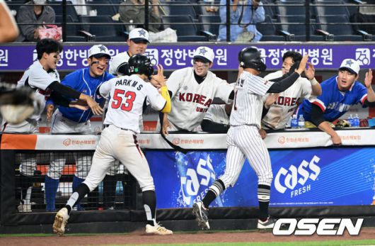 [OSEN=대전, 이대선 기자] 2일 오후 대전 한화생명볼파크에서 ‘제3회 한화이글스배 고교vs대학 올스타전’이 열렸다.올해로 3회째를 맞는 한화이글스배 고교vs대학 올스타전은 한화 구단과 KBSA가 공동으로 주최하는 이벤트 경기다.5회말 2사 2,3루에서 대학팀 김동휘의 2타점 적시 3루타 때 홈을 밟은 최유빈과 박문순이 더그아웃에서 환호하고 있다. 2025.06.02 /sunday@osen.co.kr