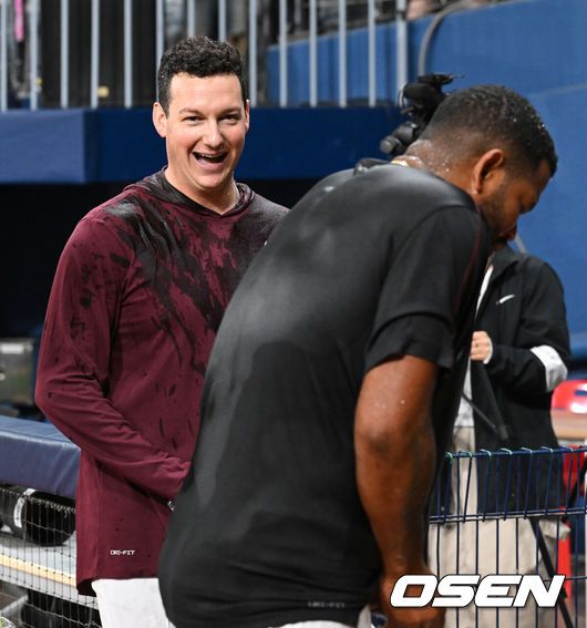 [OSEN=고척, 이대선 기자] 프로야구 키움 히어로즈가 35일 만에 2연승을 달렸다.키움은 1일(한국시간) 서울 고척스카이돔에서 열린 ‘2025 신한은행 SOL Bank KBO리그’ 두산 베어스와의 경기에서 1-0으로 승리했다. 5월을 4승 1무 22패 승률 .154로 마무리한 키움은 최근 7연패, 1승, 10연패를 기록했다. 하지만 지난달 31일 1-0으로 승리하며 연패를 끊었고 이날 경기에서는 4월 27일 이후 35일 만에 2연승에 성공했다.경기 종료 후 첫 승을 거둔 키움 알칸타라가 로젠버그에게 축하 물세례를 받고 있다. 2025.06.01 /sunday@osen.co.kr