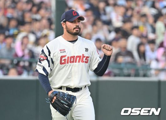 [OSEN=부산, 이석우 기자] 3일 부산 사직야구장에서 2025 신한 SOL 뱅크 KBO 리그 롯데 자이언츠와 키움 히어로즈의 경기가 열렸다. 홈팀 롯데는 감보아가, 방문팀 키움은 김연주가 선발 출전했다.롯데 자이언츠 선발 투수 감보아가 6회초 수비를 무실점으로 막고 주먹을 불끈 쥐고 있다. 2025.06.03 / foto0307@osen.co.kr