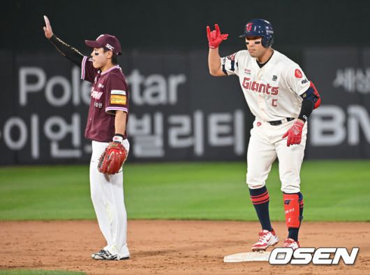 [OSEN=부산, 이석우 기자] 4일 부산 사직야구장에서 2025 신한 SOL 뱅크 KBO 리그 롯데 자이언츠와 키움 히어로즈의 경기가 열렸다. 홈팀 롯데는 박세웅이, 방문팀 키움은 김윤하가 선발 출전했다.롯데 자이언츠 전준우가 7회말 무사 1루 좌익수 뒤 2루타를 치고 세리머니를 하고 있다. 2025.06.04 / foto0307@osen.co.kr