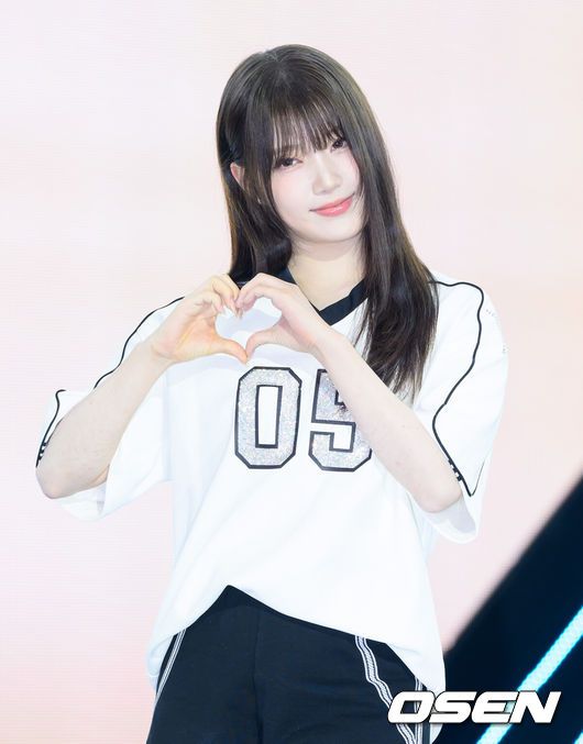 [OSEN=이대선 기자] 4일 서울 마포구 SBS프리즘타워에서 그룹 USPEER (유스피어) 첫 싱글 앨범 ‘SPEED ZONE(스피드 존)’ 발매 기념 쇼케이스가 열렸다. USPEER는 WM엔터테인먼트가 오마이걸 이후 약 10년 만에 선보이는 걸그룹이다. 팀명 USPEER는 'US(우리)'와 'SPEER(질문하다, 묻다)'의 합성어로, '우리가 함께 세상의 본질을 이해하고 더 나은 미래를 창조하겠다'라는 의미를 담았다.유스피어 서유가 포토타임을 가지고 있다. 2025.06.04 /sunday@osen.co.kr