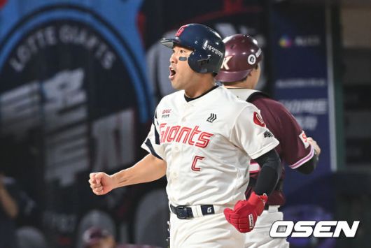 [OSEN=부산, 이석우 기자] 4일 부산 사직야구장에서 2025 신한 SOL 뱅크 KBO 리그 롯데 자이언츠와 키움 히어로즈의 경기가 열렸다. 홈팀 롯데는 박세웅이, 방문팀 키움은 김윤하가 선발 출전했다.롯데 자이언츠 전준우가 7회말 1사 2,3루 전민재의 우익수 앞 안타와 우익수 송구 실책으로 득점을 올리고 환호하고 있다. 2025.06.04 / foto0307@osen.co.kr