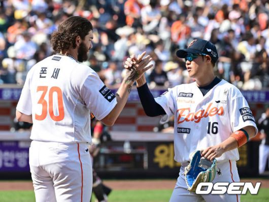 [OSEN=대전, 김성락 기자] 3일 오후 대전 한화생명볼파크에서 ‘2025 신한 SOL Bank KBO리그’ 한화 이글스와 KT 위즈의 경기가 열렸다.이날 홈팀 한화는 폰세, KT는 쿠에바스를 선발로 내세웠다.6회초 종료 후 한화 폰세, 하주석이 하이파이브를 하고 있다. 2025.06.03 / ksl0919@osen.co.kr