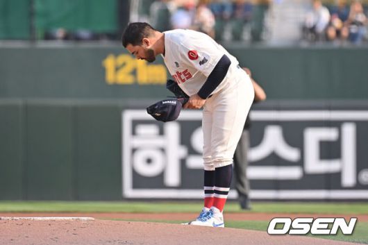 [OSEN=부산, 이석우 기자] 3일 부산 사직야구장에서 2025 신한 SOL 뱅크 KBO 리그 롯데 자이언츠와 키움 히어로즈의 경기가 열렸다. 홈팀 롯데는 감보아가, 방문팀 키움은 김연주가 선발 출전했다.롯데 자이언츠 선발 투수 감보아가 사직팬들에게 인사를 하고 있다. 2025.06.03 / foto0307@osen.co.kr