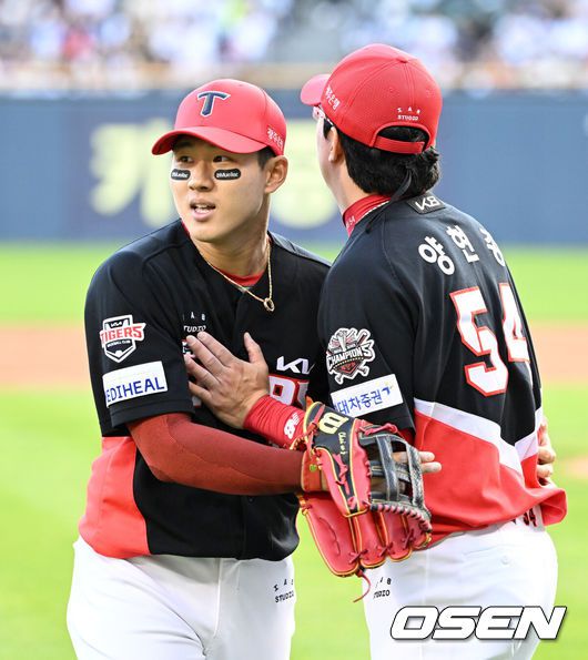 [OSEN=잠실, 이대선 기자] 3일 오후 서울 잠실야구장에서 2025 신한 SOL Bank KBO리그 두산 베어스와 KIA 타이거즈의 경기가 열렸다.두산은 곽빈, KIA는 양현종을 선발 투수로 내세웠다.5회말 수비를 마친 KIA 최원준이 더그아웃으로 가며 양현종에게 자신의 실책을 사과하고 있다. 2025.06.03 /sunday@osen.co.kr