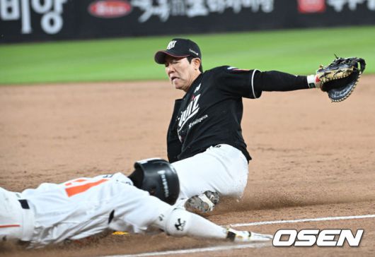 [OSEN=대전, 김성락 기자] 4일 오후 대전 한화생명볼파크에서 ‘2025 신한 SOL Bank KBO리그’ 한화 이글스와 KT 위즈의 경기가 열렸다.이날 홈팀 한화는 와이스, KT는 오원석을 선발로 내세웠다.7회말 2사 1, 2루 한화 대타 최인호가 1타점 내야안타를 날린 뒤 1루에 세이프되고 있다. 2025.06.04 / ksl0919@osen.co.kr