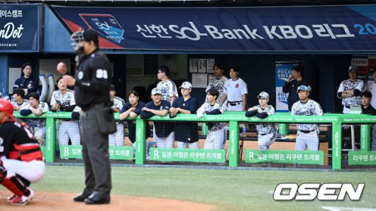 [OSEN=잠실, 이대선 기자] 3일 오후 서울 잠실야구장에서 2025 신한 SOL Bank KBO리그 두산 베어스와 KIA 타이거즈의 경기가 열렸다.두산은 곽빈, KIA는 양현종을 선발 투수로 내세웠다.5회말 두산 선수들이 더그아웃에서 경기를 바라보고 있다. 2025.06.03 /sunday@osen.co.kr