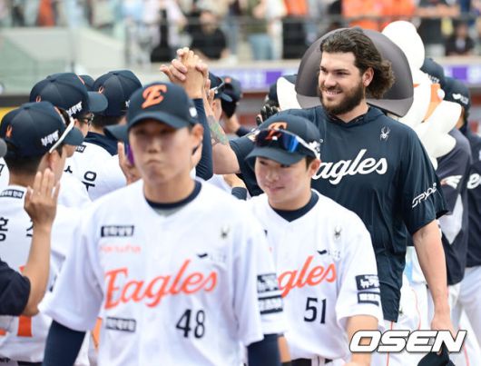 [OSEN=대전, 김성락 기자] 프로야구 한화 이글스가 에이스 코디 폰세의 호투와 타선 폭발에 힘입어 대승을 거뒀다.한화는 3일 대전 한화생명볼파크에서 열린 2025 신한 SOL Bank KBO리그 KT 위즈와의 홈경기를 10-1로 승리했다.승리가 확정된 순간 한화 폰세가 동료 선수들과 기쁨을 나누고 있다. 2025.06.03 / ksl0919@osen.co.kr