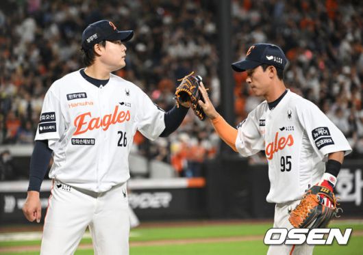 [OSEN=대전, 김성락 기자] 4일 오후 대전 한화생명볼파크에서 ‘2025 신한 SOL Bank KBO리그’ 한화 이글스와 KT 위즈의 경기가 열렸다.이날 홈팀 한화는 와이스, KT는 오원석을 선발로 내세웠다.8회초 종료 후 한화 한승혁, 황영묵이 하이파이브를 하고 있다. 2025.06.04 / ksl0919@osen.co.kr