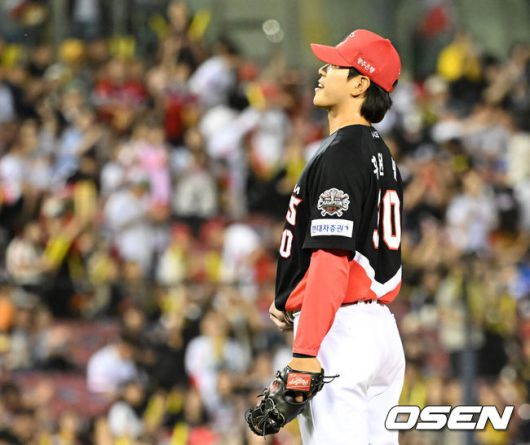 [OSEN=잠실, 이대선 기자] KIA가 이승엽 감독이 자진 사퇴한 두산을 제물로 5할 승률 복귀에 성공했다.프로야구 KIA 타이거즈는 3일 서울 잠실구장에서 열린 2025 신한 SOL뱅크 KBO리그 두산 베어스와의 시즌 7차전에서 11-3으로 승리했다.경기 종료 후 KIA 홍원빈이 미소를 짓고 있다. 2025.06.03 /sunday@osen.co.kr