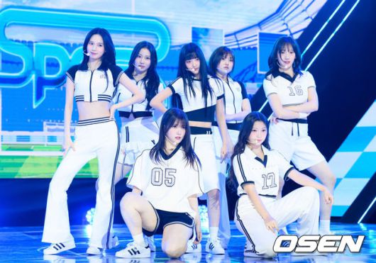 [OSEN=이대선 기자] 4일 서울 마포구 SBS프리즘타워에서 그룹 USPEER (유스피어) 첫 싱글 앨범 ‘SPEED ZONE(스피드 존)’ 발매 기념 쇼케이스가 열렸다. USPEER는 WM엔터테인먼트가 오마이걸 이후 약 10년 만에 선보이는 걸그룹이다. 팀명 USPEER는 'US(우리)'와 'SPEER(질문하다, 묻다)'의 합성어로, '우리가 함께 세상의 본질을 이해하고 더 나은 미래를 창조하겠다'라는 의미를 담았다.유스피어가 신곡 무대를 선보이고 있다. 2025.06.04 /sunday@osen.co.kr