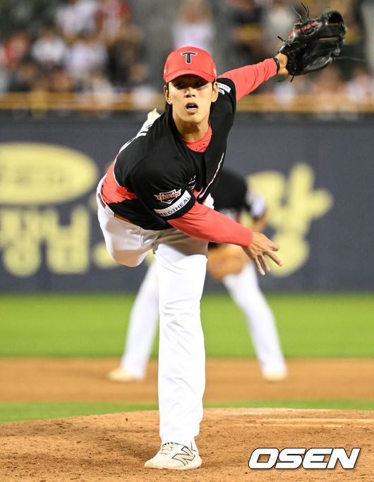 [OSEN=잠실, 이대선 기자] KIA가 이승엽 감독이 자진 사퇴한 두산을 제물로 5할 승률 복귀에 성공했다.프로야구 KIA 타이거즈는 3일 서울 잠실구장에서 열린 2025 신한 SOL뱅크 KBO리그 두산 베어스와의 시즌 7차전에서 11-3으로 승리했다.9회말 KIA 홍원빈이 역투하고 있다. 2025.06.03 /sunday@osen.co.kr