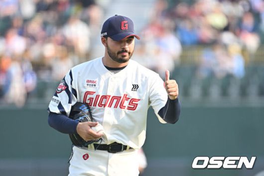 [OSEN=부산, 이석우 기자] 3일 부산 사직야구장에서 2025 신한 SOL 뱅크 KBO 리그 롯데 자이언츠와 키움 히어로즈의 경기가 열렸다. 홈팀 롯데는 감보아가, 방문팀 키움은 김연주가 선발 출전했다.롯데 자이언츠 선발 투수 감보아가 엄지척을 하고 있다. 2025.06.03 / foto0307@osen.co.kr