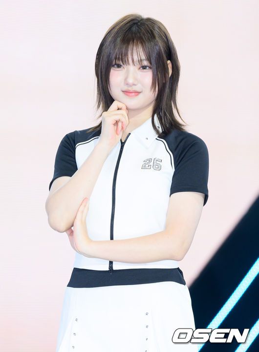 [OSEN=이대선 기자] 4일 서울 마포구 SBS프리즘타워에서 그룹 USPEER (유스피어) 첫 싱글 앨범 ‘SPEED ZONE(스피드 존)’ 발매 기념 쇼케이스가 열렸다. USPEER는 WM엔터테인먼트가 오마이걸 이후 약 10년 만에 선보이는 걸그룹이다. 팀명 USPEER는 'US(우리)'와 'SPEER(질문하다, 묻다)'의 합성어로, '우리가 함께 세상의 본질을 이해하고 더 나은 미래를 창조하겠다'라는 의미를 담았다.유스피어 채나가 포토타임을 가지고 있다. 2025.06.04 /sunday@osen.co.kr