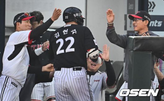 LG 트윈스 염경엽 감독이 홈런을 친 김현수와 하이파이브를 하고 있다. / OSEN DB