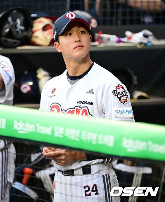 [OSEN=잠실, 지형준 기자] 20일 오후 서울 잠실구장에서 2025 신한 SOL Bank KBO리그 두산 베어스와 SSG 랜더스의 경기가 열렸다.이날 두산은 잭로그, SSG는 전영준을 선발로 내세웠다.두산 이선우가 경기를 준비하고 있다. 2025.05.20 /jpnews@osen.co.kr