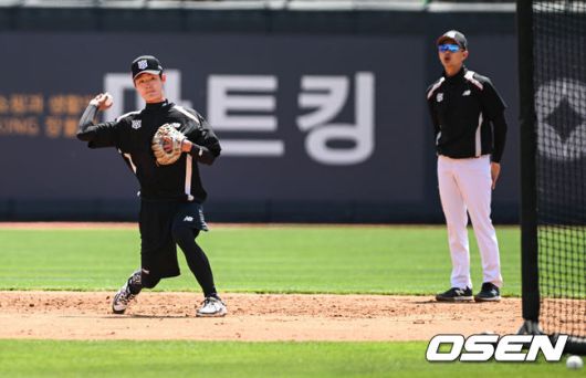 [OSEN=수원, 조은정 기자]4일 오후 수원 KT위즈파크에서 ‘2025 신한 SOL Bank KBO리그’ KT 위즈와 키움 히어로즈의 경기가 열린다.이날 경기에 홈팀 KT는 쿠에바스, 원정팀 키움은 김선기를 선발로 내세웠다.KT 오서진이 내야 훈련을 하고 있다. 2025.05.04 /cej@osen.co.kr