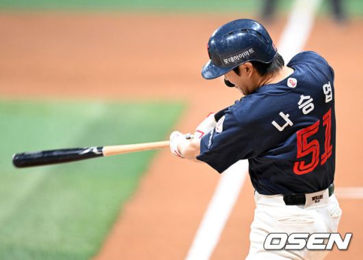 [OSEN=고척, 이대선 기자] 1일 오후 서울 고척스카이돔에서 2025 신한 SOL Bank KBO리그 키움 히어로즈와 롯데 자이언츠의 경기가 열렸다.키움은 조영건, 롯데는 데이비슨을 선발 투수로 내세웠다.1회초 무사 만루에서 롯데 나승엽이 2타점 좌전 적시타를 치고 있다. 2025.05.01 /sunday@osen.co.kr