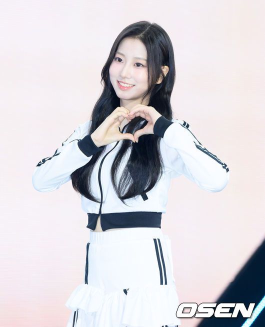 [OSEN=이대선 기자] 4일 서울 마포구 SBS프리즘타워에서 그룹 USPEER (유스피어) 첫 싱글 앨범 ‘SPEED ZONE(스피드 존)’ 발매 기념 쇼케이스가 열렸다. USPEER는 WM엔터테인먼트가 오마이걸 이후 약 10년 만에 선보이는 걸그룹이다. 팀명 USPEER는 'US(우리)'와 'SPEER(질문하다, 묻다)'의 합성어로, '우리가 함께 세상의 본질을 이해하고 더 나은 미래를 창조하겠다'라는 의미를 담았다.유스피어 다온이 포토타임을 가지고 있다. 2025.06.04 /sunday@osen.co.kr