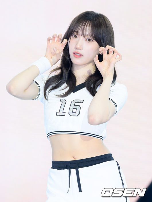 [OSEN=이대선 기자] 4일 서울 마포구 SBS프리즘타워에서 그룹 USPEER (유스피어) 첫 싱글 앨범 ‘SPEED ZONE(스피드 존)’ 발매 기념 쇼케이스가 열렸다. USPEER는 WM엔터테인먼트가 오마이걸 이후 약 10년 만에 선보이는 걸그룹이다. 팀명 USPEER는 'US(우리)'와 'SPEER(질문하다, 묻다)'의 합성어로, '우리가 함께 세상의 본질을 이해하고 더 나은 미래를 창조하겠다'라는 의미를 담았다.유스피어 소이가 포토타임을 가지고 있다. 2025.06.04 /sunday@osen.co.kr