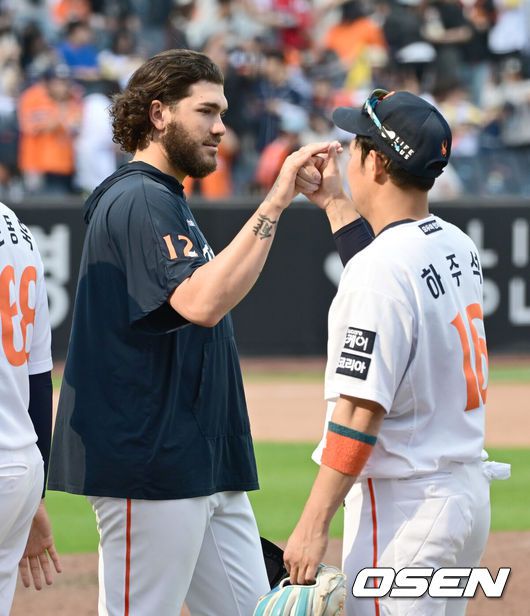 [OSEN=대전, 김성락 기자] 프로야구 한화 이글스가 에이스 코디 폰세의 호투와 타선 폭발에 힘입어 대승을 거뒀다.한화는 3일 대전 한화생명볼파크에서 열린 2025 신한 SOL Bank KBO리그 KT 위즈와의 홈경기를 10-1로 승리했다.경기 종료 후 한화 폰세, 하주석이 기쁨을 나누고 있다. 2025.06.03 / ksl0919@osen.co.kr