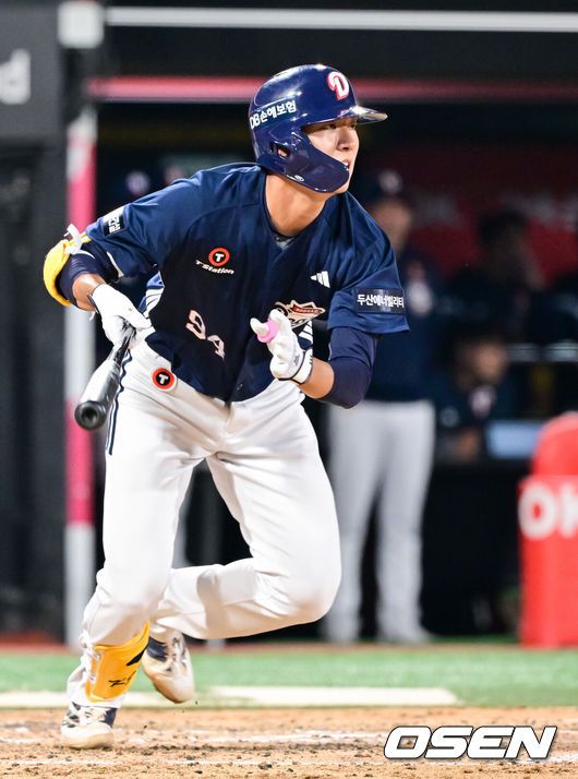 [OSEN=수원, 박준형 기자]  28일 오후 수원 KT위즈파크에서 열린 ‘2025 신한 SOL BANK KBO리그’ KT 위즈와 두산 베어스의 경기가 진행됐다.이날 경기에는 KT는 쿠에바스를, 두산을 최민석을 선발투수로 내세웠다.6회초 2사 1루 두산 김준상이 안타를 날리고 있다. 데뷔 첫 안타.  2025.05.28 /