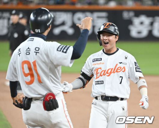 [OSEN=대전, 김성락 기자] 4일 오후 대전 한화생명볼파크에서 ‘2025 신한 SOL Bank KBO리그’ 한화 이글스와 KT 위즈의 경기가 열렸다.이날 홈팀 한화는 와이스, KT는 오원석을 선발로 내세웠다.7회초 2사 2, 3루 한화 이도윤이 역전 2타점 적시타를 날린 뒤 추승우 코치와 기쁨을 나누고 있다. 2025.06.04 / ksl0919@osen.co.kr