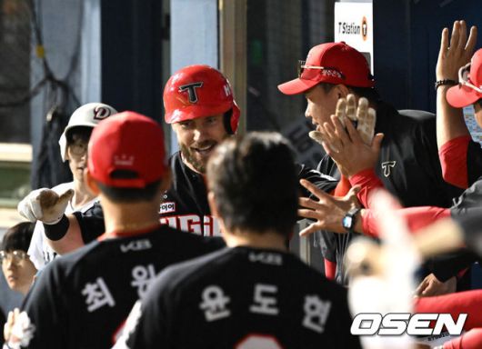 [OSEN=잠실, 이대선 기자] 4일 오후 서울 잠실야구장에서 2025 신한 SOL Bank KBO리그 두산 베어스와 KIA 타이거즈의 경기가 열렸다.두산은 최민석, KIA는 네일을 선발 투수로 내세웠다.6회초 1사 1루에서 KIA 위즈덤이 좌중월 투런 홈런을 치고 더그아웃에서 동료들과 환호하고 있다. 2025.06.04 /sunday@osen.co.kr