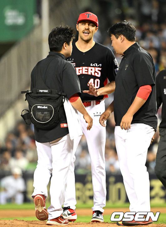 [OSEN=잠실, 이대선 기자] 4일 오후 서울 잠실야구장에서 2025 신한 SOL Bank KBO리그 두산 베어스와 KIA 타이거즈의 경기가 열렸다.두산은 최민석, KIA는 네일을 선발 투수로 내세웠다.5회말 1사에서 두산 케이브의 타구를 맞은 KIA 네일이 트레이너에게 괜찮다는 사인을 보내고 있다. 2025.06.04 /sunday@osen.co.kr