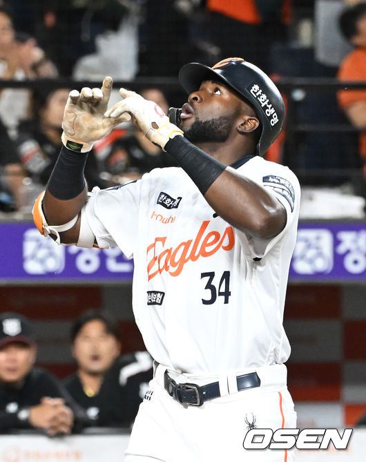 [OSEN=대전, 김성락 기자] 4일 오후 대전 한화생명볼파크에서 ‘2025 신한 SOL Bank KBO리그’ 한화 이글스와 KT 위즈의 경기가 열렸다.이날 홈팀 한화는 와이스, KT는 오원석을 선발로 내세웠다.6회말 한화 선두타자 플로리얼이 추격의 솔로 홈런을 날린 뒤 세리머니를 하고 있다. 2025.06.04 / ksl0919@osen.co.kr