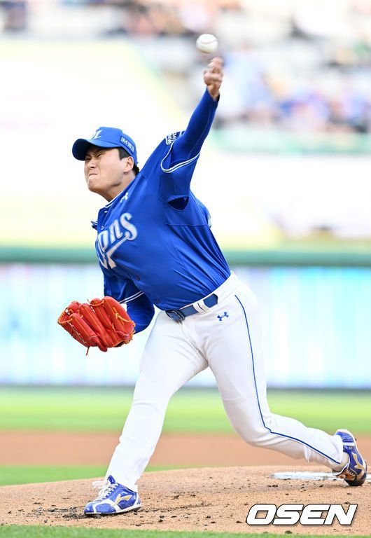 [OSEN=인천, 민경훈 기자] 5일 오후 인천 SSG랜더스필드에서 ‘2025 신한 SOL BANK KBO리그’ SSG 랜더스와 삼성 라이온즈의 경기가 열렸다.이 경기에서 SSG는 화이트를, 삼성은 이승현을 선발투수로 내세웠다.삼성 선발 이승현이 마운드 위에서 힘차게 공을 뿌리고 있다. 2025.06.05  / rumi@osen.co.kr