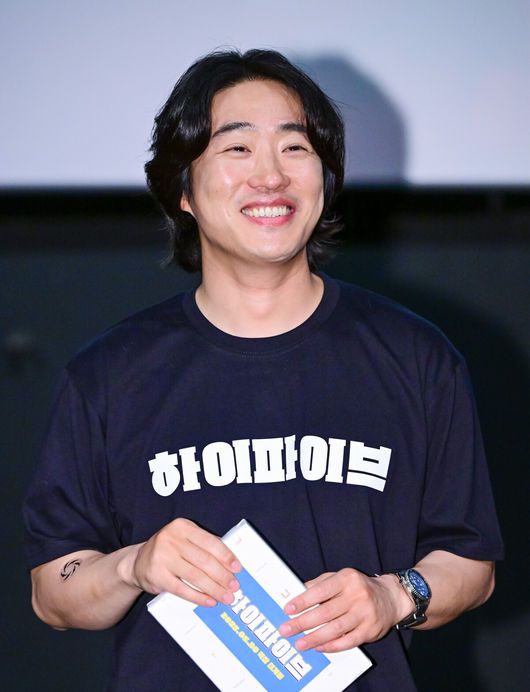 [OSEN=최규한 기자] 31일 오후 서울 영등포 CGV에서 영화 '하이파이브'(감독 강형철) 무대인사가 진행됐다.배우 이재인과 안재홍, 라미란 등이 출연하는 영화 '하이파이브'는 장기이식으로 우연히 각기 다른 초능력을 얻게 된 다섯 명이 그들의 능력을 탐하는 자들과 만나 벌어지는 이야기를 그린 코믹 액션 활극으로 지난 30일 개봉했다.배우 안재홍이 관객들과의 만남을 갖고 있다. 2025.05.31 / dreamer@osen.co.kr