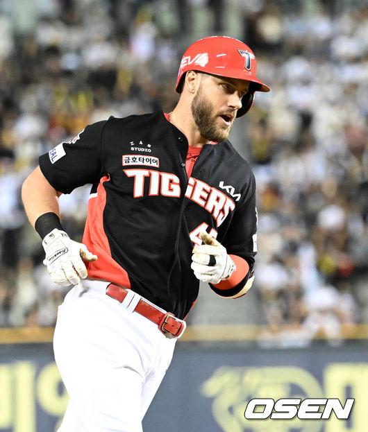 [OSEN=잠실, 이대선 기자] 4일 오후 서울 잠실야구장에서 2025 신한 SOL Bank KBO리그 두산 베어스와 KIA 타이거즈의 경기가 열렸다.두산은 최민석, KIA는 네일을 선발 투수로 내세웠다.6회초 1사 1루에서 KIA 위즈덤이 좌중월 투런 홈런을 치고 그라운드를 돌고 있다. 2025.06.04 /sunday@osen.co.kr