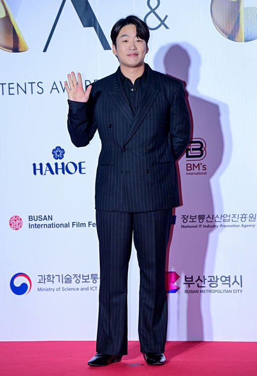 [OSEN=부산, 지형준 기자] 6일 오후 부산 해운대구 영화의전당 BIFF 야외무대에서 제29회 부산국제영화제 '2024 아시아콘텐츠어워즈&글로벌OTT어워즈’가 열렸다.이번 부산국제영화제(이하 부국제)에서는 지난 2일 개막작 ‘전.란’을 시작으로 상영작 54편을 포함해 총 63개국의 영화작품 278편을 영화의전당, CGV센텀시티, 롯데시네마 센텀시티, 영화진흥위원회 표준시사실, 메가박스 부산극장 등 총 5개 극장 26개 상영관에서 만나 볼 수 있다.배우 안재홍이 포즈를 취하고 있다. 2024.10.06 / jpnews@osen.co.kr