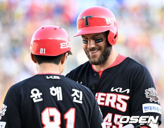 [OSEN=잠실, 이대선 기자] 3일 오후 서울 잠실야구장에서 2025 신한 SOL Bank KBO리그 두산 베어스와 KIA 타이거즈의 경기가 열렸다.두산은 곽빈, KIA는 양현종을 선발 투수로 내세웠다.4회초 2사 1,2루에서 KIA 위즈덤이 우전 적시타를 치고 환호하고 있다. 2025.06.03 /sunday@osen.co.kr