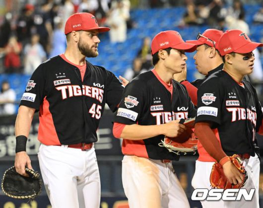 [OSEN=잠실, 이대선 기자] 호랑이군단이 위즈덤, 최원준의 홈런포를 앞세워 두산전 상승세를 이어갔다.프로야구 KIA 타이거즈는 4일 서울 잠실구장에서 열린 2025 신한 SOL뱅크 KBO리그 두산 베어스와의 시즌 8차전에서 8-3으로 승리했다.경기 종료 후 KIA 위즈덤이 이범호 감독과 승리의 기쁨을 나누고 있다. 2025.06.04