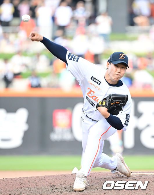 [OSEN=대전, 김성락 기자] 3일 오후 대전 한화생명볼파크에서 ‘2025 신한 SOL Bank KBO리그’ 한화 이글스와 KT 위즈의 경기가 열렸다.이날 홈팀 한화는 폰세, KT는 쿠에바스를 선발로 내세웠다.9회초 한화 원종혁이 마운드에 올라 힘차게 공을 뿌리고 있다. 2025.06.03 / ksl0919@osen.co.kr