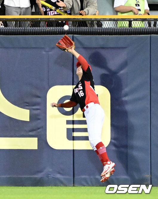 [OSEN=잠실, 이대선 기자] 4일 오후 서울 잠실야구장에서 2025 신한 SOL Bank KBO리그 두산 베어스와 KIA 타이거즈의 경기가 열렸다.두산은 최민석, KIA는 네일을 선발 투수로 내세웠다.8회말 2사 2루에서 KIA 최원준이 두산 김인태의 타구를 펜스 앞에서 잡고 있다. 2025.06.04 /sunday@osen.co.kr